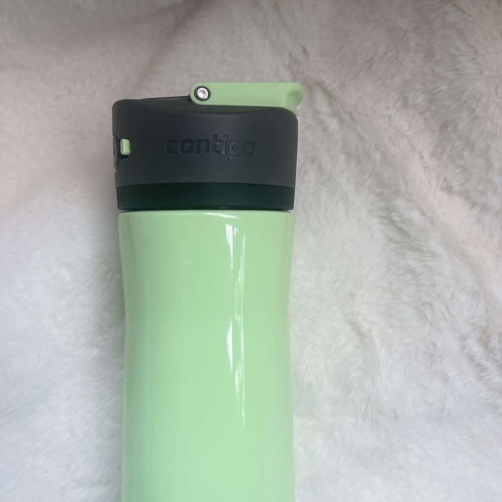 Contigo 24oz lime green tumbler includes straw - Picture 3 of 4